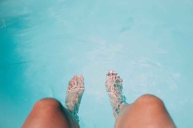 nohy po kotníky ve vodě