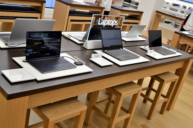 laptopy na stole